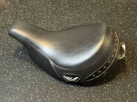 Harley Davidson 105955 97-07 Road King Touring Sundowner Solo Seat Street Glide 51928-01