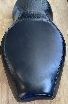 Harley-davidson Bdw-92/61-0067 Sportster Motorcycle Seat Bdw 92/61-0067 Very Small Torn Place