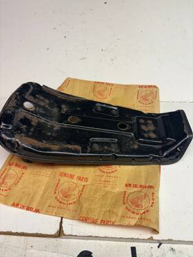 Honda 77100-116-690 Genuine Oem Xr75 Seat Saddle Pan And Foam Xr-75