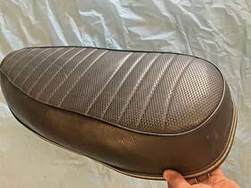 83-7066 Triumph T140 Seat 1977
