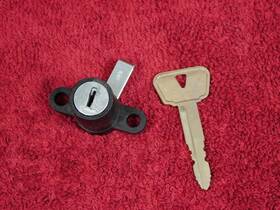 1rc-w2470-00-00 Yamaha Oem Seat Lock With Key 14-25 Fz09 Xsr900 Mt09 Mt10